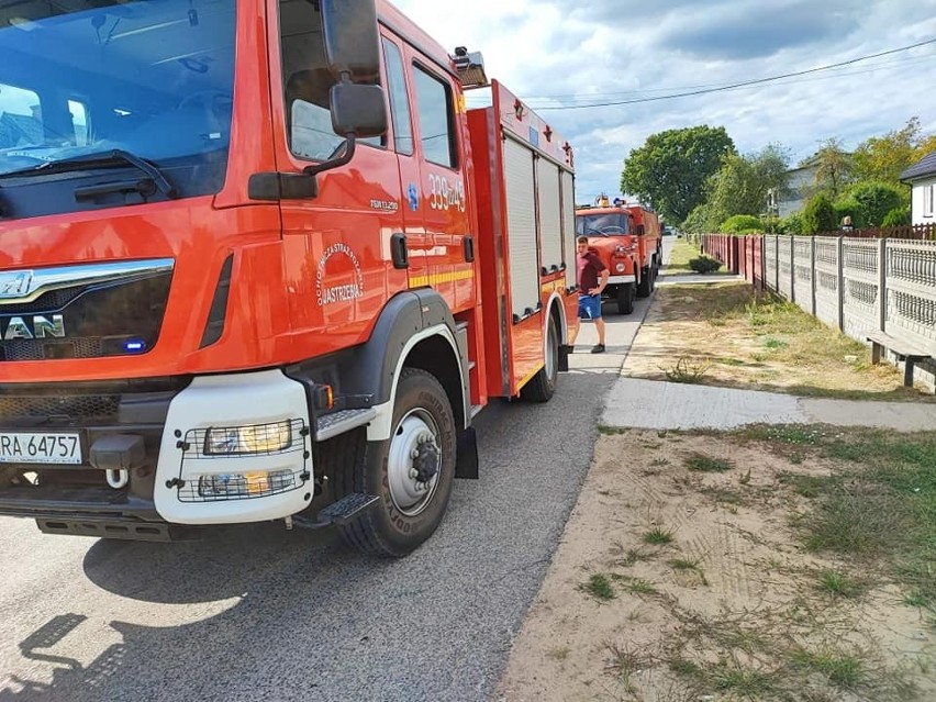 Pożar butli gazowej w Dąbrówce Kozłowskiej, w gminie Jastrzębia. Poparzona osoba trafiła do szpitala