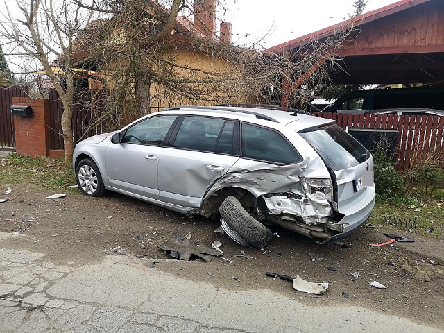 (11.03.2024) Wypadek na wąskiej, dziurawej ulicy Osinieckiej we Wrocławiu. Młoda kobieta staranowała autem zaparkowane samochody. Po jezdni z progami zwalniającymi, jechała z dość dużą szybkością.