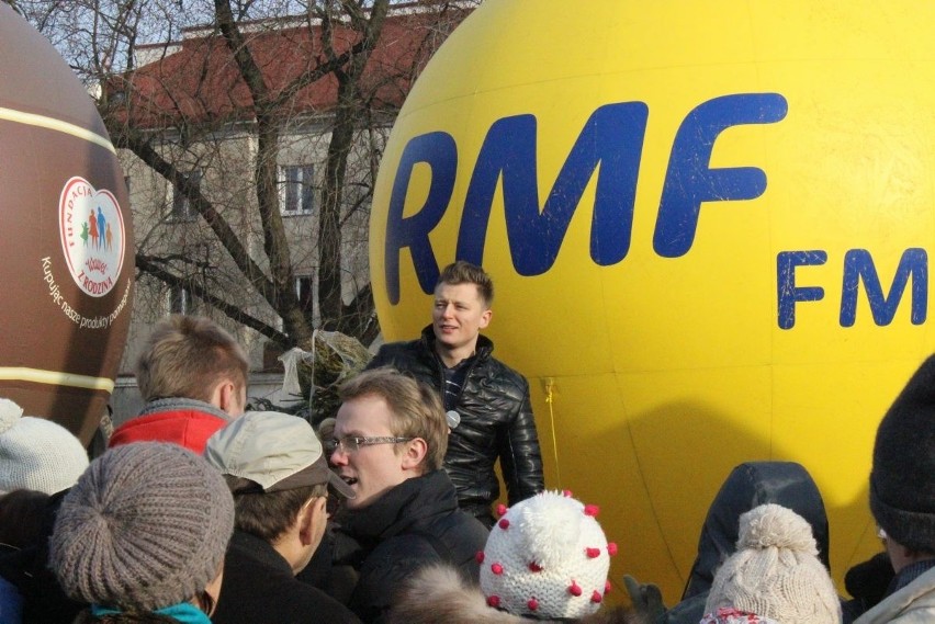 "Choinki pod choinkę" w Łodzi. Długie kolejki po świąteczne drzewka [ZDJĘCIA]