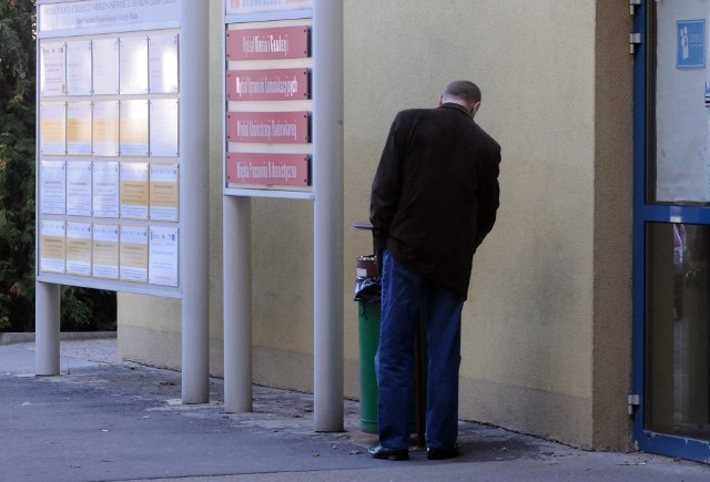 Wychodząc na papierosa przed firmę rzadko który palacz zmieści się w regulaminowej 15-minutowej przerwie...