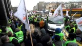 Protest taksówkarzy przed ministerstwem infrastruktury. "Rząd toleruje łamanie prawa"