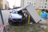 Potężna wichura w Poznaniu spowodowała mnóstwo zniszczeń. Paczkomat omal nie zgniótł zaparkowanego samochodu [ZDJĘCIA]