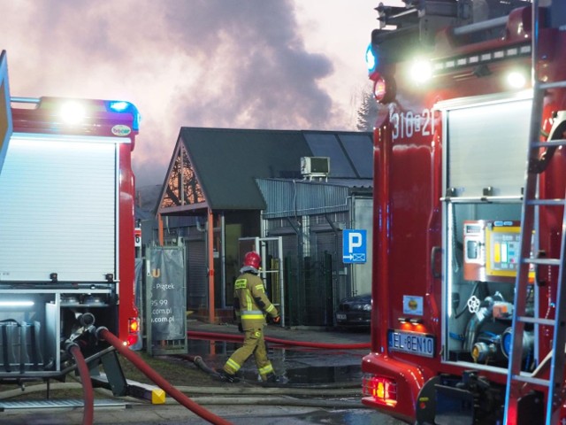 Pożar w fabryce przy ul. Wycieczkowej - w akcji gaszenie bierze udział 18 zastępów straży pożarnej