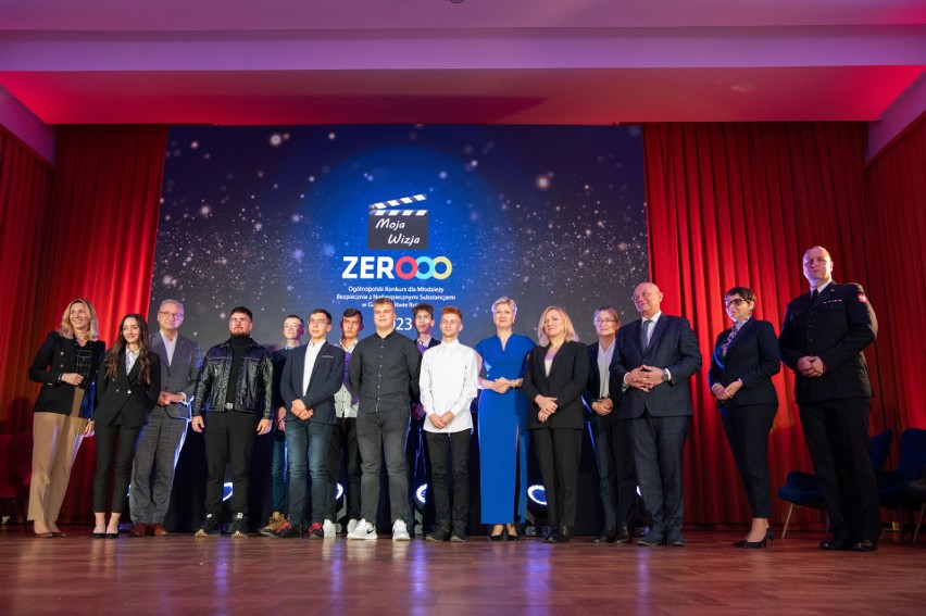 Laureaci Konkursu „Moja Wizja Zero” wraz z organizatorami i...