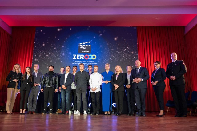 Laureaci Konkursu „Moja Wizja Zero” wraz z organizatorami i fundatorami nagród