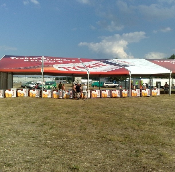 Na Woodstocku rozkłada się już wioska piwna.