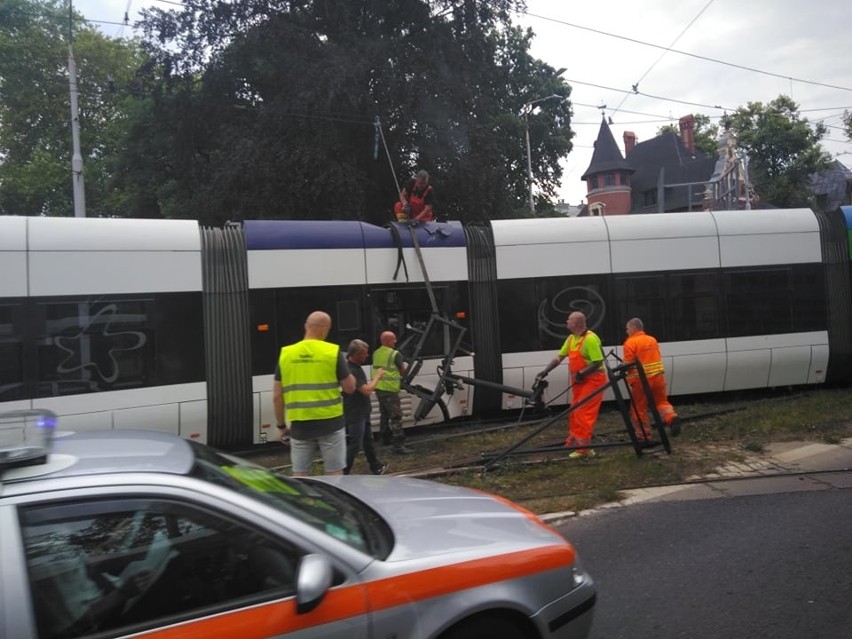 Wielkie zamieszanie z tramwajami w Szczecinie. Zerwana sieć, zniszczony dach 