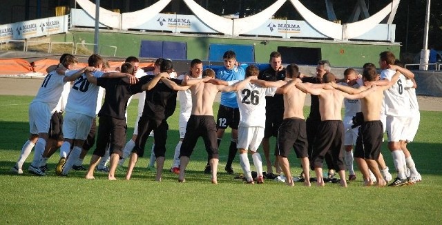 Juniorzy starsi Stali Schenker Rzeszów (bialo-niebieskie stroje) przegrali w rewanzowym spotkaniu 1/2 finalu Mistrzostw Polski z Zaglebiem Lubin az 3-7 i odpadli z dalszej rywalizacji. Pierwszy mecz, rozegrany w Lubinie zakonczyl sie zwyciestwem gospodarzy 4-1.