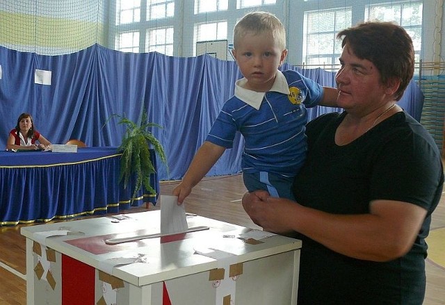Dominik Szelągiewicz z Osieka wrzucił do urny kartę wypełnioną przez swoją babcię. Swój głos odda za kilkanaście lat.