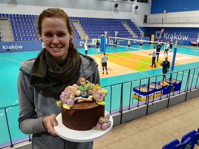 Rebecca Pavan została powitana w Krakowie "siatkarskim" tortem