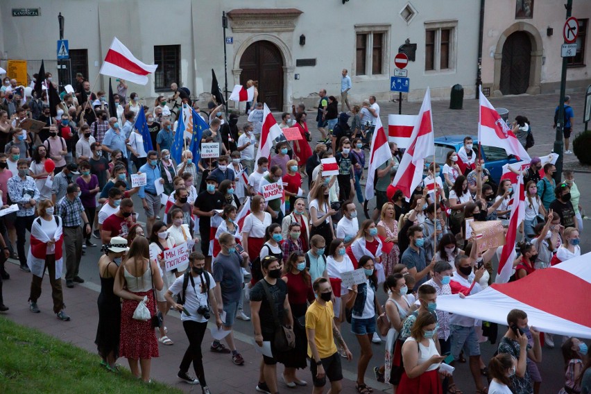 Mieszkańcy Krakowa przeszli ulicami miasta w geście solidarności z Białorusinami