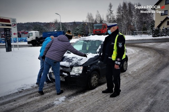 Wodzisławscy policjanci przeprowadzili działania profilaktyczne na drogach naszego powiatu, których celem było uświadamianie kierowców, jak ważną czynnością jest dokładne odśnieżanie auta