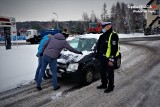 Policjanci z Wodzisławia Śl. zatrzymywali nieodśnieżone samochody na drogach pow. wodzisławskiego. Wyjątkowo zamiast mandatu były podarunki