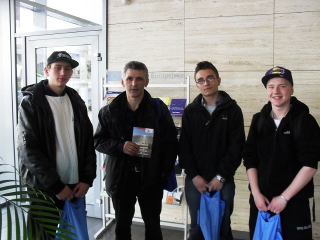 Uczniowie "Zielonego&#8221; Rajmund Rojek, Mateusz Krupa i Damian Matysiak wyjadą do Brukseli wraz ze swoim opiekunem  Jackiem Malickim.