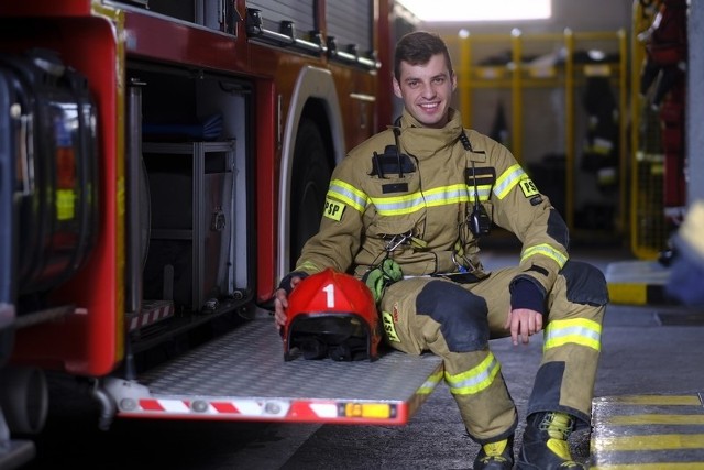 St. str. Michał Klugowski - toruński strażak - pomagał ofiarom wypadku zanim na miejsce dotarły służby ratownicze