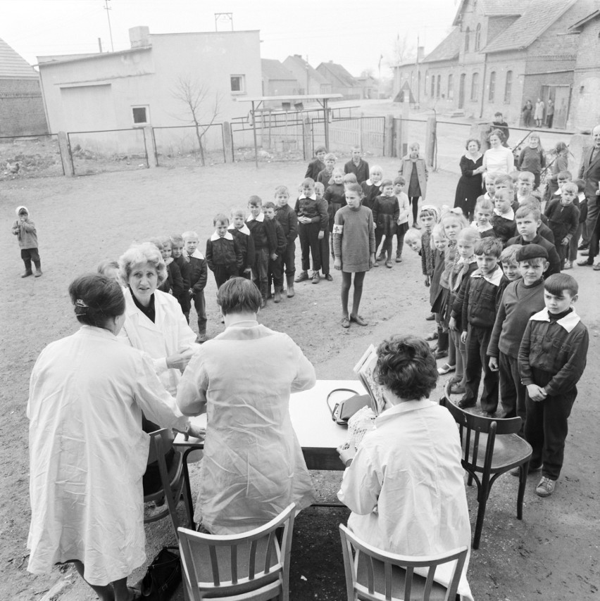 Stawnica 05.1970. Dzieci oczekujące na badanie...