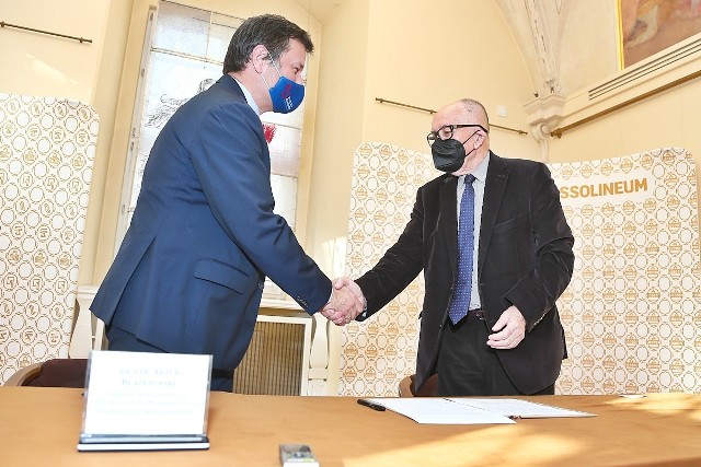 Podpisana umowa zacieśnia współpracę Ossolineum i Uniwersytetu Wrocławskiego.