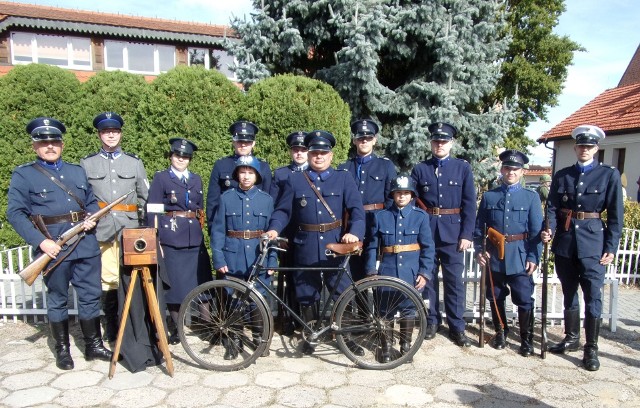 Rekonstruktorzy z Radomia wraz ze swoimi kolegami z Wieliczki i Krakowa, prezentowali historię Policji Państwowej, na „Polach Chwały” w Niepołomicach.