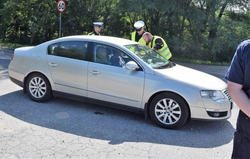 Ks. Damian Migacz towarzyszy policjantom drogówki w dniu św....