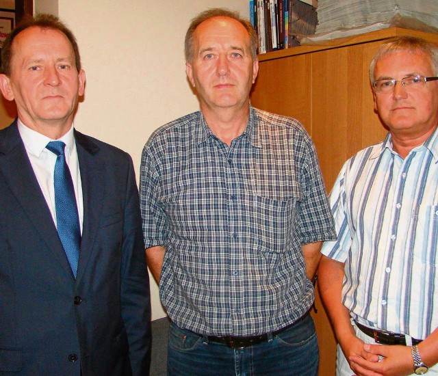 Wiesław Antos w towarzystwie posła Włodzimierza Bernackiego (z lewej) i Józefa Gawrona