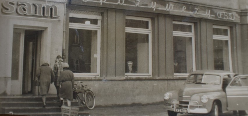 Na zdjęciu z lat 60. sklep samoobsługowy Społem w Oświęcimiu