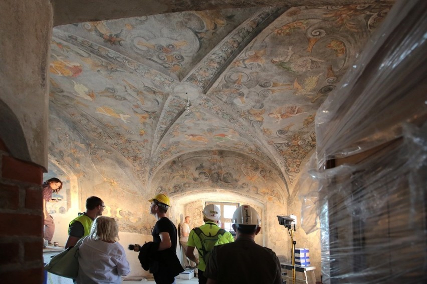 Zobacz unikalne freski w Wieży Więziennej Zamku. Pracują nad nimi od roku [zdjęcia, wideo]