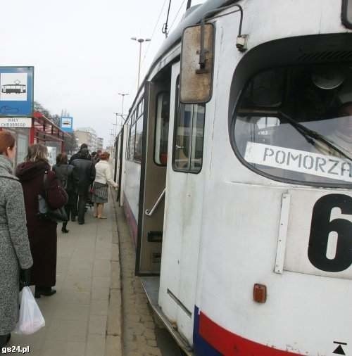 Pasażerowie jeżdżący tramwajami muszą się dzisiaj uzbroić w cierpliwość.