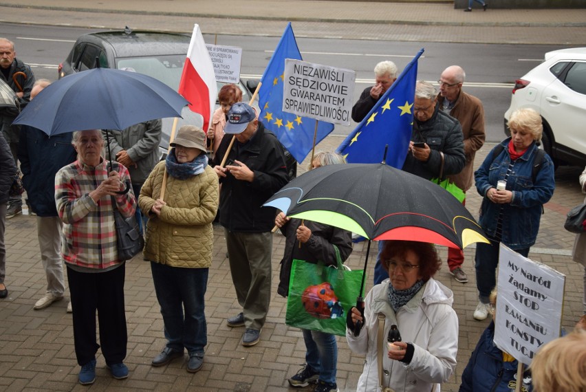 Przed Sądem Okręgowym w Białymstoku znicze zapłonęły już...