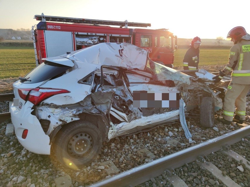 Tragedia na przejeździe kolejowym w Ostrowcu. Samochód zderzył się z pociągiem, nie żyje mężczyzna 