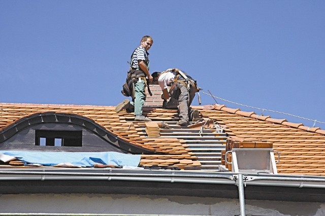 Ekipy remontowe kończą już wymianę dachówek. (fot. Andrzej Jagiełła)