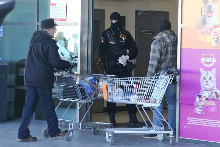 Tak wyglądały kolejki przed wrocławskimi marketami