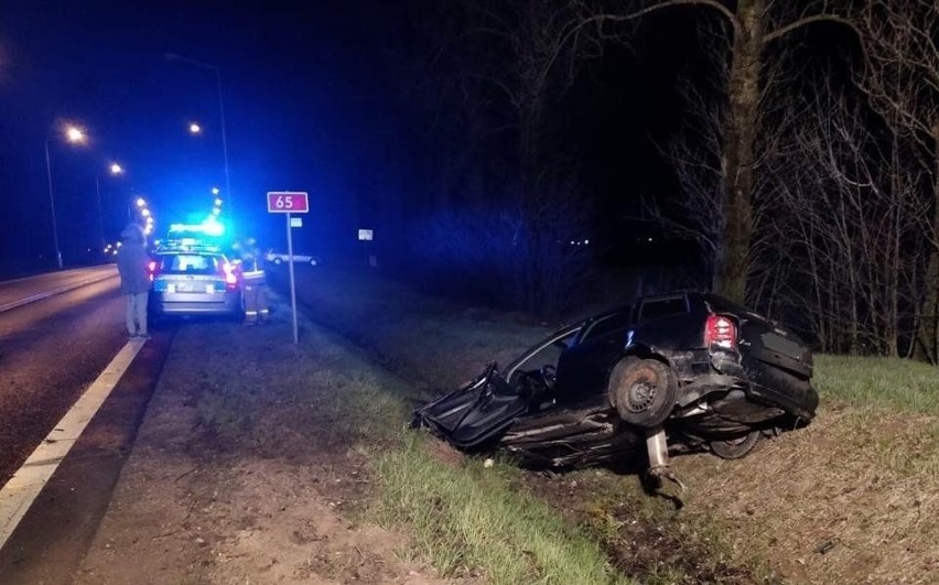 Kukowo. Rozbił auto w rowie, i zostawił w nim brata (zdjęcia)