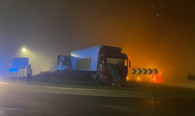 Na rondzie u zbiegu ulic Łódzkiej i Włocławskiej w Toruniu doszło w nocy (31 października) do tragicznego wypadku z udziałem dwóch pojazdów ciężarowych. Niestety, kierowca jednego z samochodów zmarł