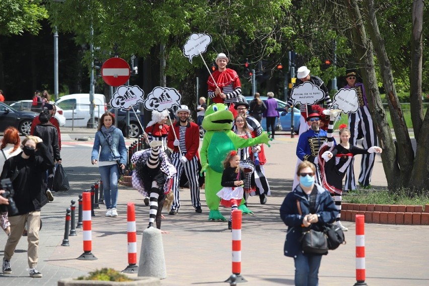 Słoń co stoi na trąbie, śpiewająca żyrafa i lew, który chce pożreć tresera, czyli spektakle dla dzieci na rynku Manufaktury w Łodzi