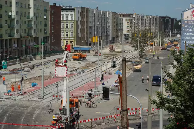 Ostatnie prace przed otwarciem ulicy Pułaskiego po remoncie - czerwiec 2012 roku
