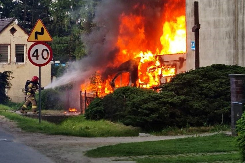 W Boguszynie strażacy interweniowali przy płonącym kamperze.