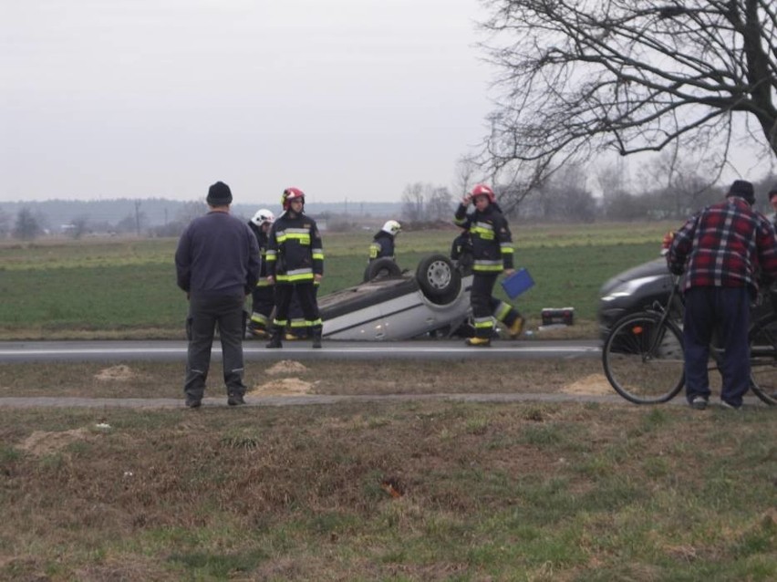 Wypadek w Zdunach na DK 15: Zderzyły się dwa samochody....