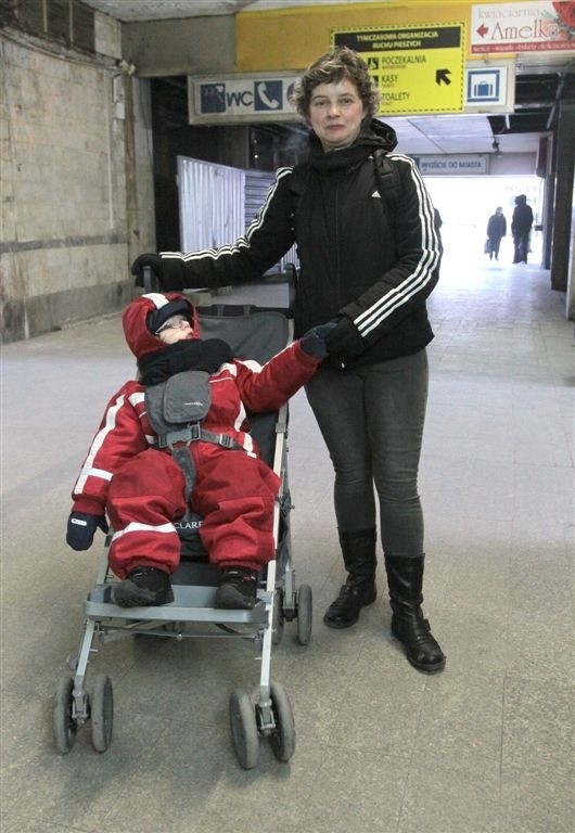 Niepełnosprawne dziecko w drodze do pociagu
