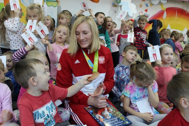 Dzieci zachwycały się brązowym medalem przywiezionym z Rio.