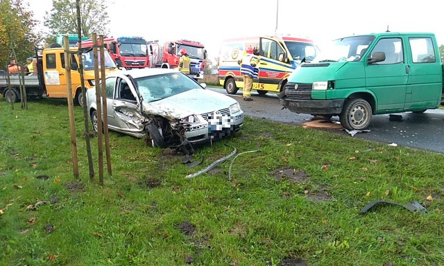 W czwartek (17 października) po godzinie 8:00 doszło do kolizji na ulicy Kaszubskiej w Słupsku.Kierowca volkswagena zjechał na lewy pas jezdni prosto w nadjeżdżający samochód dostawczy. Jak udało nam się ustalić kierowca osobowego volkswagena prowadził auto pod wpływem alkoholu.Droga przez kilkadziesiąt minut była całkowicie zablokowana. 