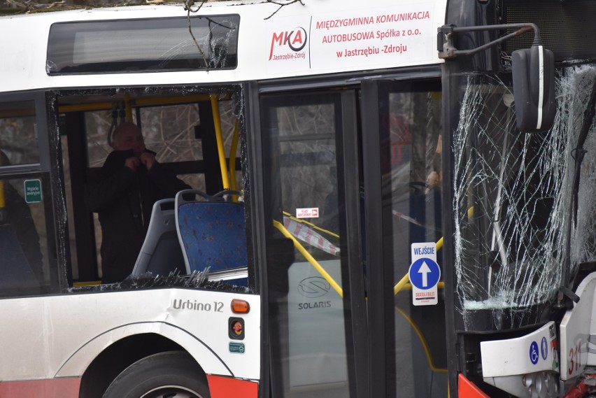 Az dziewięć osób zostało rannych w wypadku autobusu w...