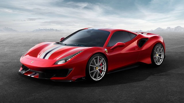 Ferrari 488 PistaPodwójnie doładowana jednostka V8 o pojemności 3,9 l dostarcza 720 KM osiąganych przy 8000 obr./min. To o 50 KM więcej niż w 488 GTB. Maksymalny moment obrotowy - 770 Nm - generowany jest przy 3000 obr./min.Fot. Ferrari