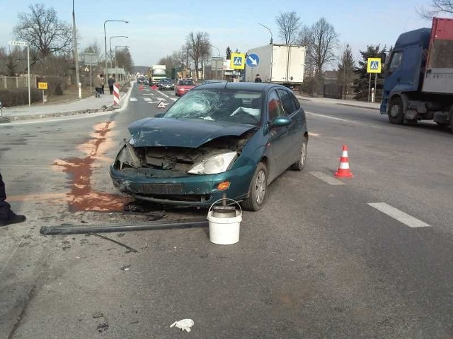 W wypadku w Suchedniowie została ranna 59-letnia pasażerka forda.