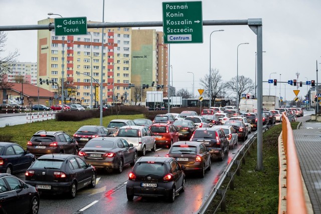 Zmiany dla kierowców 2020. Kandydat na prezydenta proponuje Pakiet Polskiego Kierowcy. Tańsze paliwo, mniejsze opłaty