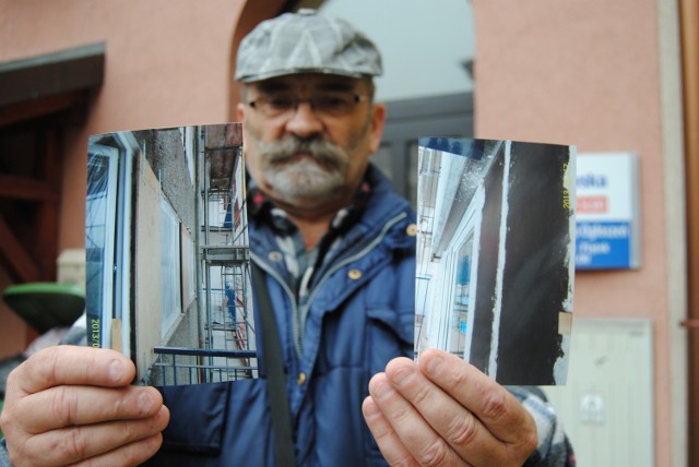 Andrzej Barański robi zdjęcia, jak na budynku wygląda okładanie azbestu płytami OSB