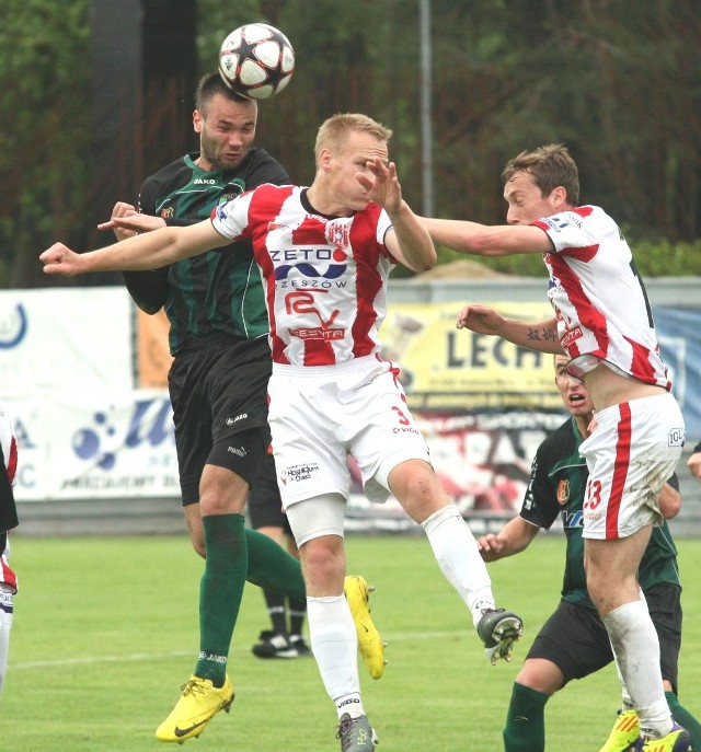 Tomasz Lewandowski (z lewej), były piłkarz "Stalówki&#8221;, a obecnie obrońca Olimpii Elbląg, w sobotę zagra przeciwko stalowowolskiej drużynie.