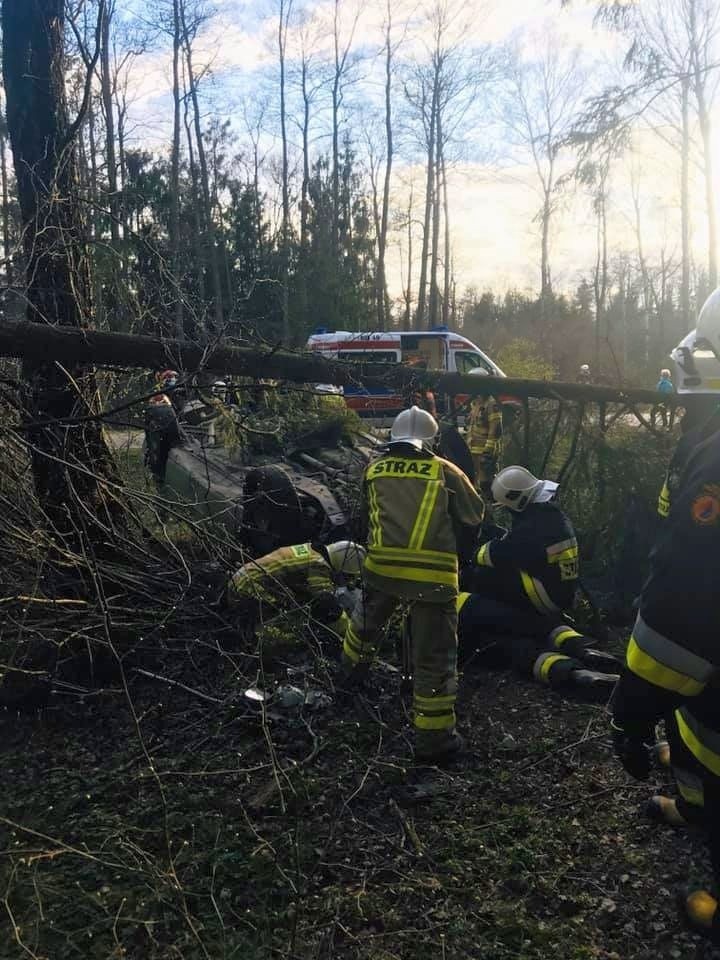 Chraboły. Wypadek na drodze krajowej nr 65. Auto dachowało