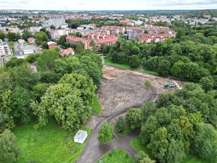 Widać postępy prac przy przebudowie Parku Kultury i Wypoczynku w Słupsku. Koniec robót w przyszłym roku [ZDJĘCIA]