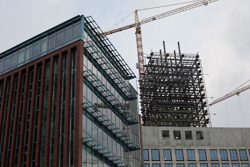 Szkieletor rośnie jak na drożdżach. Zima niestraszna budowlańcom