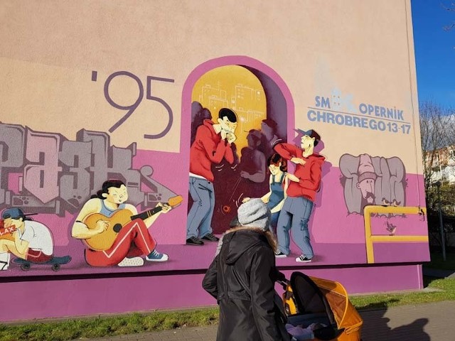 Murale w Toruniu. Coraz częściej w polskich miastach na elewacjach budynków pojawiają się wielkoformatowe malowidła. Historia murali sięga czasów międzywojennych w Meksyku, gdzie powstawały pierwsze tego typu malowidła. Mural jest współcześnie w wielu polskich miastach nie lada atrakcją w przestrzeni publicznej. Sztuka tzw. street art'u jest też coraz bardziej zauważalna w Toruniu. Na kolejnych slajdach przedstawiamy najciekawsze murale w toruńskiej przestrzeni >>>>>>opracował: Tomasz Wersocki